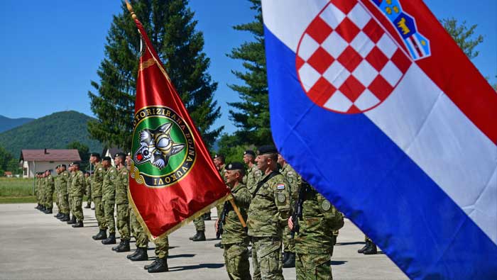Primopredaja dužnosti zapovjednika bojne Vukovi u Gospiću